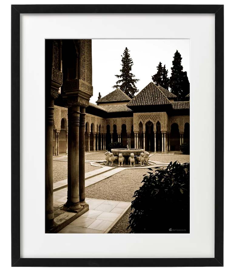 Marco con foto de la Alhambra patio de los leones